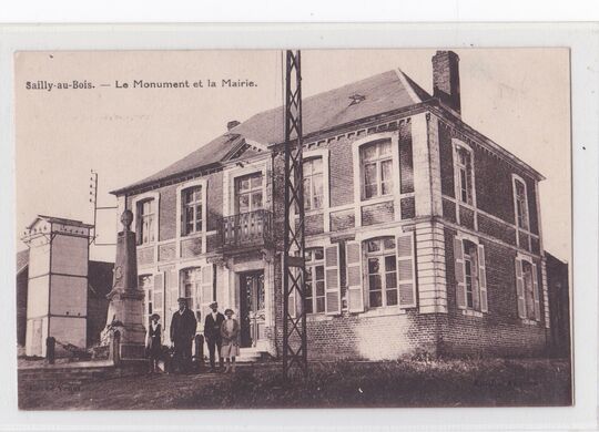 le monument aux morts de Sailly-au-Bois et la mairie vers 1950