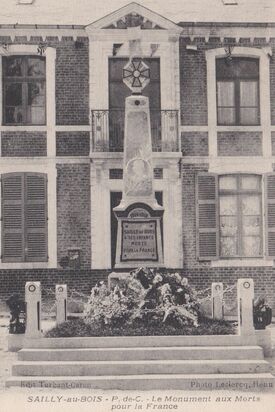 le monument aux morts de Sailly-au-Bois après son inauguration