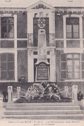 le monument aux morts de Sailly-au-Bois après son inauguration