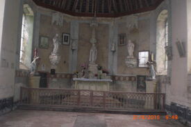 l'intérieur de la chapelle du cimetière de Sailly au bois l'intérieur de la chapelle du cimetière de Sailly au bois