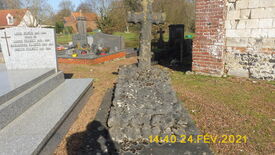 tombe très ancienne dans le cimetière de Sailly-au-Bois